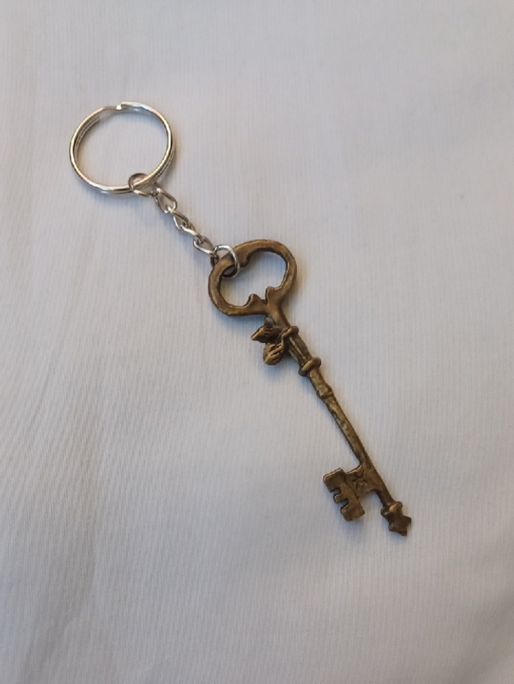 4/$40 New Antique-Style Skeleton Key Keychain in Brass Tone
